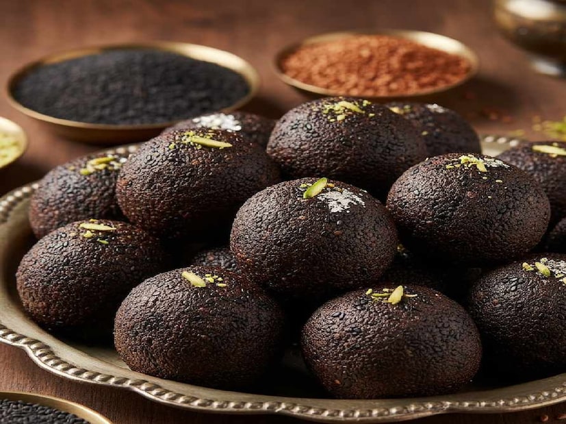 চিন, ঘি, বেসন, বোঁদের লাড্ডু স্বাস্থ্যের পক্ষে ভাল না হলেও শালিনী জানাচ্ছেন তিন উপকরণে তৈরি বিশেষ লাড্ডুর গুণেই খুলতে পারে রূপ। জেল্লা ফিরতে পারে রুক্ষ ত্বকে। ঘন হতে পারে কেশ।