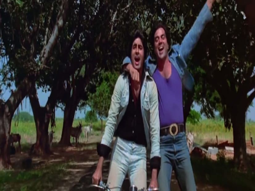 আর শেষবার চোখের সামনে থেকে দেখতে ছুটলেন ধর্মেন্দ্রর অন্যতম প্রিয় বন্ধু অমিতাভ বচ্চন। 