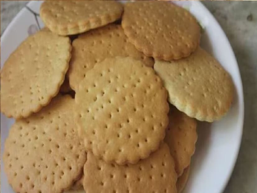 বিস্কুট তৈরি হয় ময়দা দিয়ে। আর ময়দা পেটের স্বাস্থ্যের জন্য একেবারেই ভাল নয়। বিশেষ করে খালি পেটে ময়দার তৈরি বিস্কুট খেলে নানা ধরনের সমস্যা দেখা দেওয়ার আশঙ্কা থাকে।