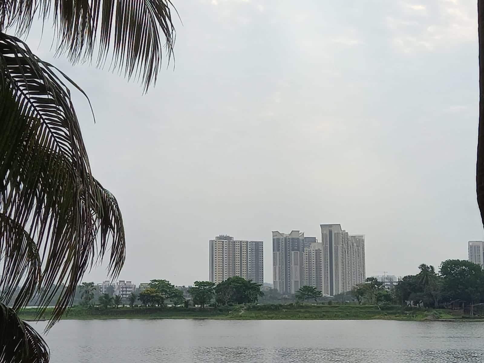 ২৭ নভেম্বর এটি অন্ধ্র উপকূলের কলিঙ্গপত্তনম মৎস্য বন্দরের কাছাকাছি স্থলভাগে প্রবেশ করতে পারে বলেও একাধিক আবহাওয়া গবেষণা সংস্থার দাবি। এই সিস্টেমের জেরে নভেম্বরের ২৭ থেকে ৩০ তারিখ পর্যন্ত দক্ষিণবঙ্গের উপকূল-সহ ৬ জেলায় আকাশ মেঘলা, জলীয় বাষ্পের পরিমাণ অস্বাভাবিক বেড়ে যাওয়া এবং আর্দ্র অস্বস্তিকর পরিস্থিতি তৈরি হতে পারে।