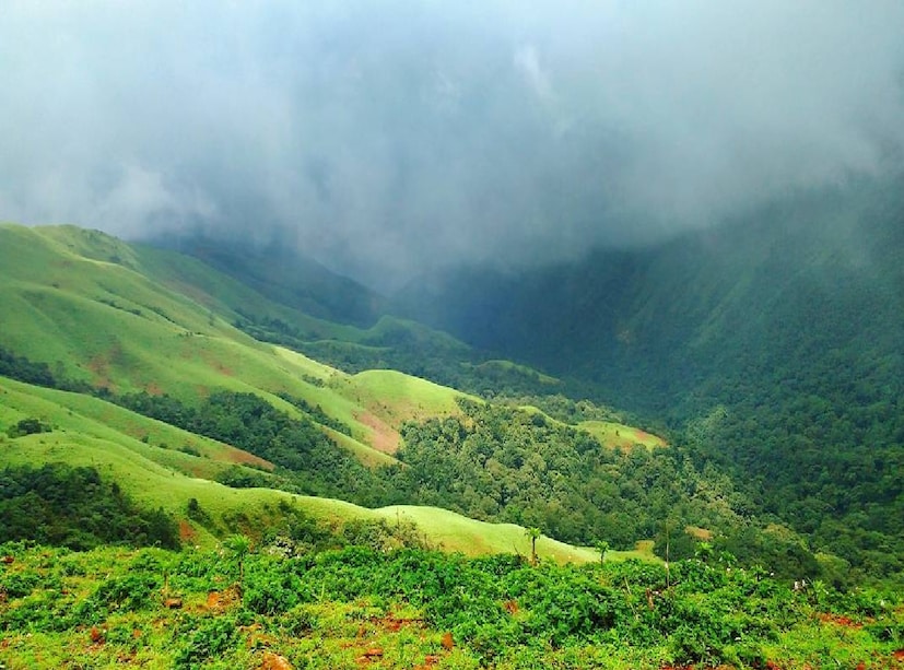 জঙ্গলের মধ্যে ঝর্না থেকে নেমে আসা জল জমে ছোট জলাশয় তৈরি হয়েছে। তবে সেখানে যেতে হলে হাঁটাপথই ভরসা। গাড়ি যেখানে নামাবে সেখান থেকে ২ কিলোমিটার হাঁটতে হবে। বাবা বুদানগিরি চিকমগলুরের আর একটি দ্রষ্টব্য স্থান। জায়গাটি সবুজ ঘাসের গালিচায় ঢাকা। এই স্থানও বেশ মনোরম। তবে পাহাড়ে ওঠার জন্য অনেক সিঁড়ি চড়তে হবে। পাহাড় শুধু নয়, রয়েছে জলাশয়ও।