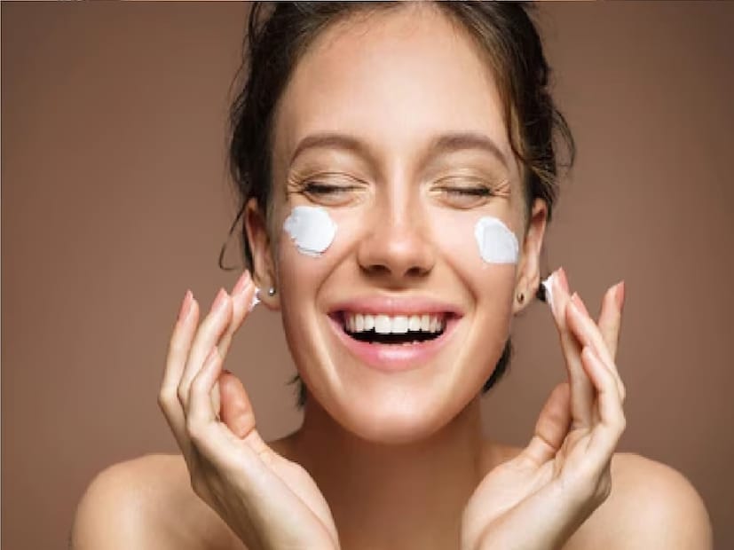 এছাড়াও ত্বক শুষ্ক হয়ে যাওয়া, ত্বক প্রাণহীন হয়ে যাওয়া, হাজার তেল লাগালেও সাদা চামড়া ওঠা এসব একমাত্র শীতকালেই হয়ে থাকে। শীতে তাই বেশি করে ক্রিম, লোশন ব্যবহারের পরামর্শ দেওয়া হয়।