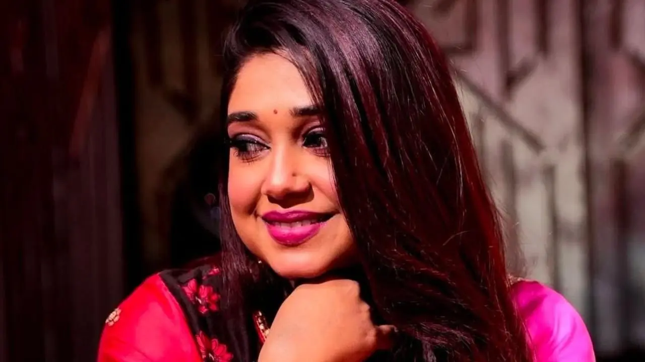 কার সঙ্গে বিয়ে হচ্ছে গায়িকার? পাত্রীর হবু স্বামী কোনও ভাবে সঙ্গীত জগতের সঙ্গে যুক্ত নন৷ অন্য পেশার সঙ্গে যুক্ত তিনি৷ 