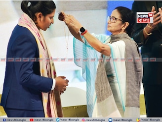 মুখ্যমন্ত্রীর ডিজাইন করা লকেটই পরলেন, ডিএসপি পদের জন্যেও সওয়াল মমতারই