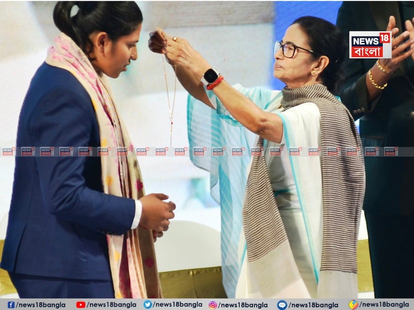 রিচাকে রাজ্য সরকারের পক্ষ থেকে মুখ্যমন্ত্রী মমতা বন্দ্যোপাধ্যায় যে সোনার চেনটি দিয়েছেন তার লকেটটি মুখ্যমন্ত্রীর নিজের ডিজাইন করা।