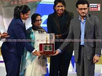 ‘রিচা ইন্ডিয়া ক্যাপ্টেন’- সৌরভ, তুলে দিলেন সোনার স্মারক ৩৪ লক্ষ টাকা, রইল ফটো