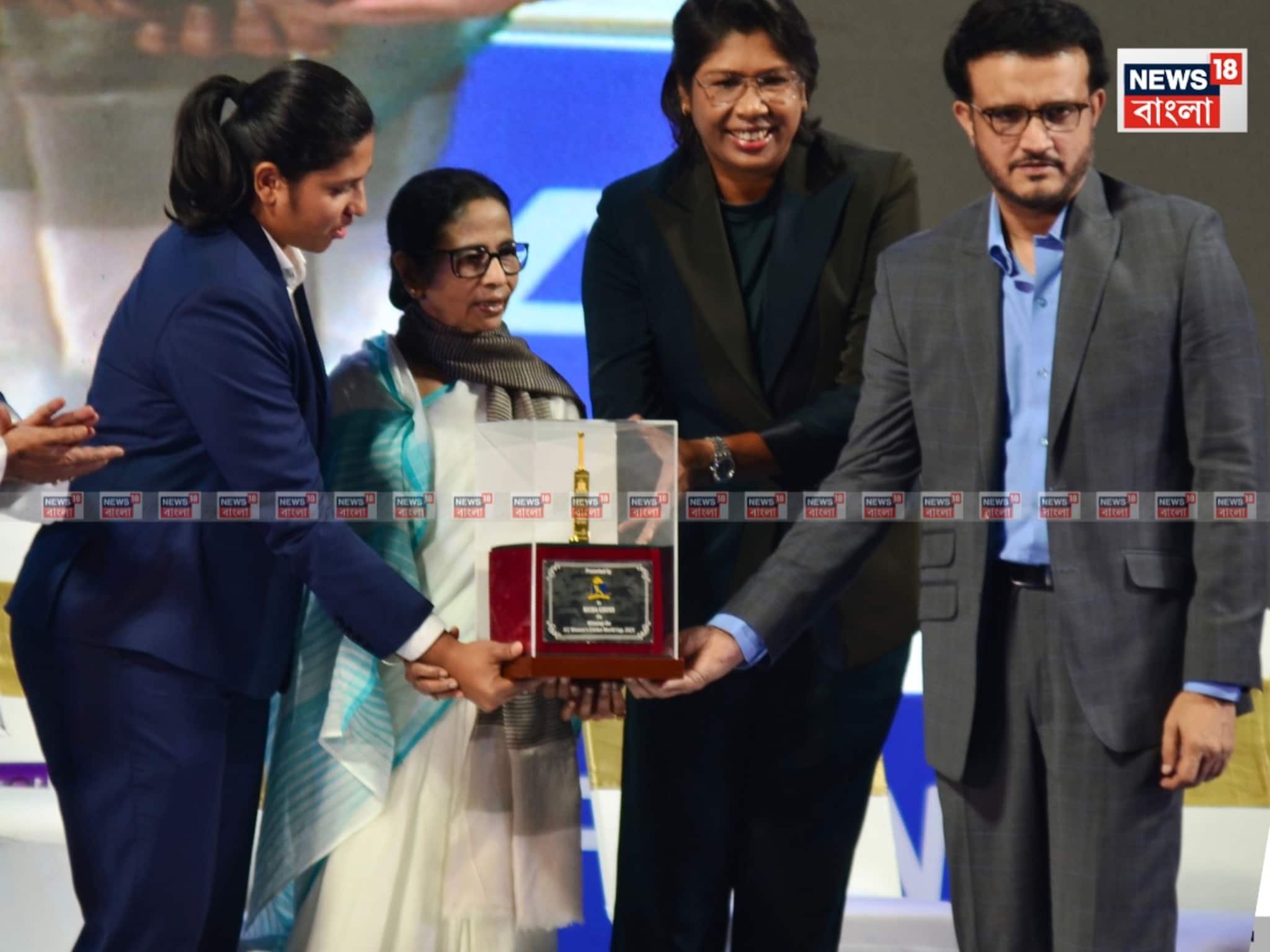 Sourav Ganguly and Richa Ghosh: ‘আমরা যেন একদিন এখানে দাঁড়িয়ে বলতে পারি রিচা ইন্ডিয়া ক্যাপ্টেন’- সৌরভ, তুলে দিলেন সোনার স্মারক ৩৪ লক্ষ টাকা, রইল ফটো