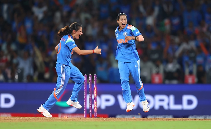 এদিকে রান তাড়া করতে নেমে শুরুটা ভালই করেছিল প্রোটিয়া ব্রিগেড৷ অধিনায়ক লরা উলভার্ট ও তাঞ্জিম৷ কিন্তু এরপর এক এন্ড দারুণ ভাবে আটকে রেখে দক্ষিণ আফ্রিকার অধিনায়ক শতরান করলও উল্টোদিকে শুনে লুস ২৪ ও অ্যানেরি ডেরেকসেন ৩৫ ছাড়া বাকি কেউ সেভাবে বড় কাজ করতে পারেননি৷ এদিন লরার ৯৮ বলে ১০১ রানের ইনিংস সাজানো ছিল ১১ টি চার ও ১ টি ছক্কা দিয়ে৷