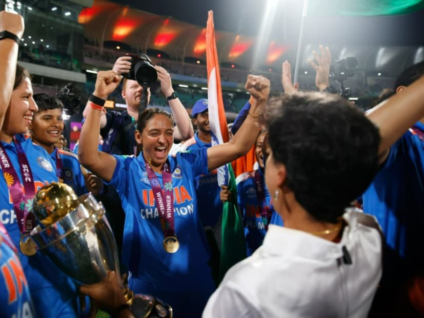 ভারতীয় দলের অন্যতম সিনিয়র সদস্য অঞ্জুম চোপড়াও দীর্ঘ  বছর অপেক্ষা করেছেন এই দিনটি দেখার জন্য। নিজের ক্রিকেট কেরিয়ারে না হলেও হরমন-স্মৃতিদের  সাফল্যে উচ্ছ্বসিত অঞ্জুম চোপড়া। আবেগ ভাসেন প্রাক্তন  তারকা।