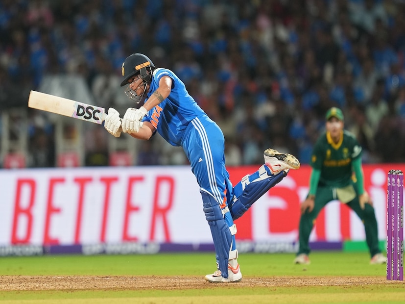 শাফালি জানিয়েছেন, ‘‘এই ফাইনাল আমার নিজের জন্য, দলের জন্য’’ পাশাপাশি তিনি এভাবে নকআউট পর্বে দলে যোগ দিয়েও কোনও অসুবিধা বোধ করেননি এটাও জানিয়েছেন৷ তিনি বলেন, ‘‘মনের কথাই শোনেন , নিজের লক্ষ্য ও প্ল্যান কাজে এসেছে৷ হরমন দি , সকলের সাপোর্ট ছিল, বলে দিয়েছিলেন আপনা গেম খেলো৷’’ Photo- AP 