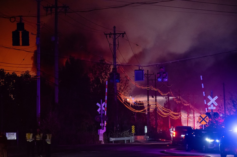 কেন্টাকির গভর্নর অ্যান্ডি বেসিয়ার বলেন, ‘‘আমরা অন্তত ৭ জনের মৃত্যুর খবর নিশ্চিত করেছি, তবে নিহতের সংখ্যা আরও বাড়তে পারে।’’ তিনি জানান, দুর্ঘটনায় অন্তত ১১ জন আহত হয়েছেন। আশপাশে থাকা একটি তেল পুনর্ব্যবহার কেন্দ্র এবং গাড়ির যন্ত্রাংশ কারখানার একটি অংশ ক্ষতিগ্রস্ত হয়েছে। দুর্ঘটনাস্থল থেকে পাওয়া ভিডিওতে দেখা গিয়েছে, রানওয়ের পাশে আগুন ও ঘন ধোঁয়া উঠতে দেখা গিয়েছে। (Photo: AP) 