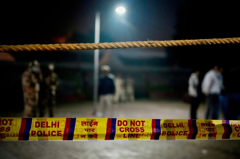 নেটওয়ার্ক ট্রেসিং: পোস্টার থেকে পিস্তল পর্যন্ত: এই ষড়যন্ত্রের স্তরগুলি এই বছরের ১৮ অক্টোবর শ্রীনগরের নওগাঁও এলাকায় একটি পোস্টার প্রচারণার পর উন্মোচিত হতে শুরু করে। ১৮ তারিখ রাতে নওগাঁওতে তিন-চারটি পোস্টার দেখা যায়, যেখানে জম্মু ও কাশ্মীর পুলিশ এবং নিরাপত্তা বাহিনীকে হত্যার হুমকি এবং শপথ ​​নেওয়া হয়। ২০১৯ সালে ৩৭০ ধারা বাতিলের আগে এই ধরনের পোস্টার প্রচারণা প্রায়শই চলত, কিন্তু পরে তা অনেকটাই বন্ধ হয়ে যায়। (Image: AP)