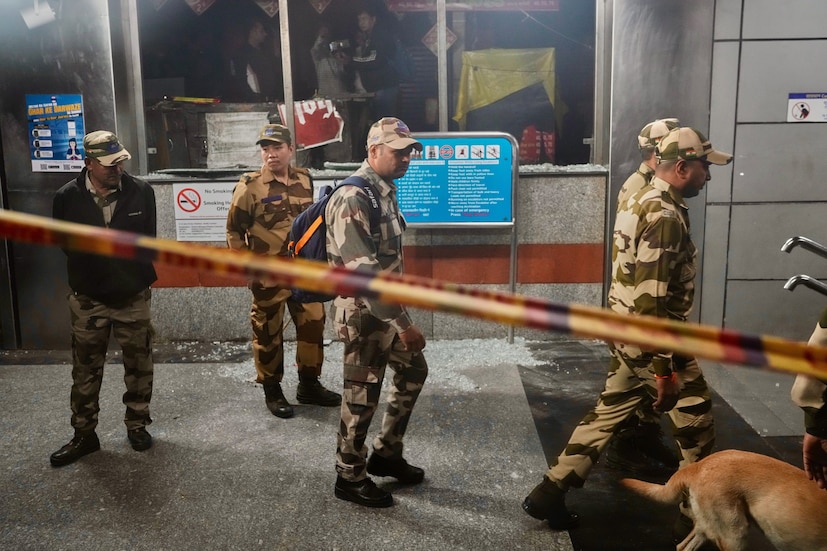 বিস্ফোরক এবং ষড়যন্ত্রের উৎপত্তি: ব্যবহৃত বিস্ফোরকটি ছিল অ্যামোনিয়াম নাইট্রেট জ্বালানি তেল (ANFO)। জ্বালানি তেলের সঙ্গে সহজলভ্য ইউরিয়া মিশিয়ে এই ধরনের বিস্ফোরক তৈরি করা সহজ। সন্ত্রাসবাদীরা আজকাল সাধারণত RDX ব্যবহার এড়িয়ে চলে, কারণ এটি অর্জন করা কঠিন এবং এর উৎস খুঁজে বের করা সহজ। (Image: AP)