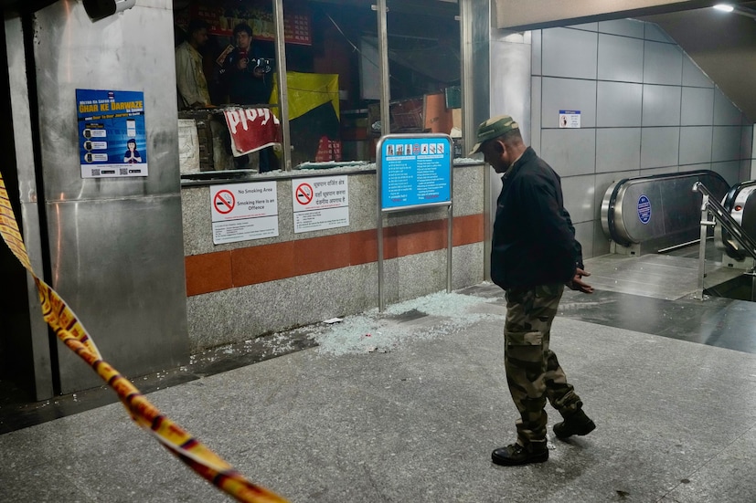 কোনও নির্দিষ্ট কারণ ছাড়াই পোস্টার লাগানোর অস্বাভাবিক প্রকৃতি শ্রীনগর পুলিশকে উচ্চ সতর্কতায় রেখেছে। পুলিশ কর্মকর্তারা জম্মু ও কাশ্মীরের লেফটেন্যান্ট গভর্নর মনোজ সিনহার সঙ্গে পরামর্শ করেছেন, যিনি পুলিশকে ঘটনার গভীরে যাওয়ার নির্দেশ দিয়েছেন, কারণ ওমর আবদুল্লাহর নেতৃত্বে নির্বাচিত সরকার থাকা সত্ত্বেও আইনশৃঙ্খলার দায়িত্ব সরাসরি তাঁরই। সিনহার নির্দেশের পর শ্রীনগরের এসএসপি সন্দীপ চক্রবর্তীর নেতৃত্বে জম্মু ও কাশ্মীর পুলিশ তাদের তদন্ত জোরদার করে। ১৯ অক্টোবর অজ্ঞাত ব্যক্তিদের বিরুদ্ধে একটি এফআইআর দায়ের করা হয়। নওগাঁও এলাকার সিসিটিভি ফুটেজে তিন যুবককে পোস্টার সাঁটাতে দেখা গিয়েছে: আরিফ নিসার দার ওরফে সাহিল, ইয়াসির উল আশরফ এবং মাকসুদ আহমেদ দার, সকলেই নওগাঁওয়ের বাসিন্দা। (Image: AP)