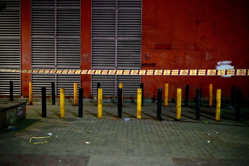 মৌলবি ইরফান আহমেদ তীব্র জিজ্ঞাসাবাদের মুখে ডা. আদিল সম্পর্কে তথ্য প্রদান করেন। মৌলভি স্বীকার করেন যে তিনি অনন্তনাগে জিহাদি-মনোভাবাপন্ন ডা. আদিলের সঙ্গে দেখা করেছিলেন, যেখানে আদিল স্থানীয় মেডিকেল কলেজে পড়াশোনা করার পর একজন আবাসিক ডাক্তার হিসেবে কর্মরত ছিলেন। মৌলভি স্বীকার করেন যে তিনি ডা. আদিলের কাছে একটি পিস্তল দেখেছিলেন এবং জমির নামে আরেক জিহাদি সম্পর্কেও তথ্য প্রদান করেছিলেন। (Image: AP)