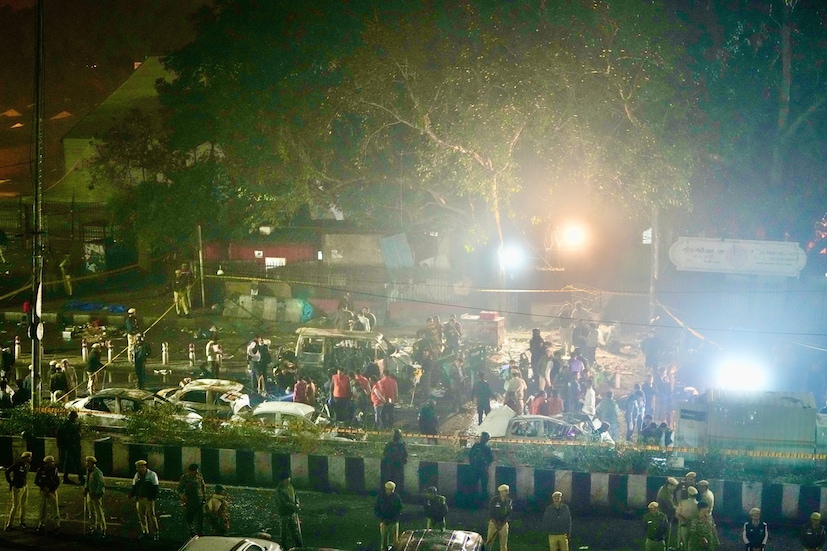 জানা গিয়েছে যে, জিএইচ নবি ভাটের ছেলে ডা. উমর উল নবি ফরিদাবাদের আল-ফালাহ মেডিক্যাল কলেজে একজন ডাক্তার হিসেবে কর্মরত ছিলেন। তাঁর মা শামিমা বানু জম্মু ও কাশ্মীরের পুলওয়ামার কোয়েলের বাসিন্দা। ১৯৮৯ সালের ২৪ ফেব্রুয়ারি জন্ম তাঁর, ডা. উমর সন্ত্রাসী নেটওয়ার্ক তদন্তাধীন আরেক সন্দেহভাজন ডা. আদিলের ঘনিষ্ঠ সহযোগী ছিলেন বলে জানা গিয়েছে। (Photo: AP)