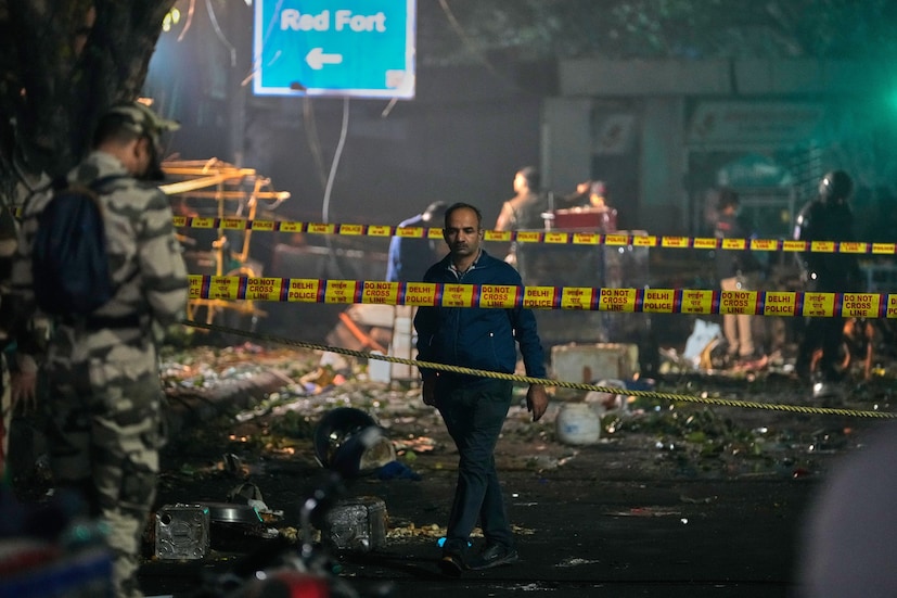 নিরাপত্তা সংস্থাগুলির তদন্তে এখনও পর্যন্ত জানা গিয়েছে যে ফিদায়িন হামলাটি ডা. উমর মহম্মদ পরিচালনা করেছিলেন, যার শরীর বিস্ফোরণে ছিন্নভিন্ন হয়ে গিয়েছে। ডা. উমর বিস্ফোরণ ঘটানোর জন্য ব্যবহৃত হুন্ডাই আই২০ গাড়িটি চালাচ্ছিলেন। সোমবার সকাল ৭টায় তিনি গাড়িটি নিয়ে ফরিদাবাদ থেকে রওনা হন, যা পথের সিসিটিভি ক্যামেরায় ধরা পড়ে। পুলিশ তদন্তে দেখা গিয়েছে যে ডা. উমরের চালিত আই২০ গাড়িটি সকাল ৮:১৩ মিনিটে বদরপুর টোল প্লাজা দিয়ে দিল্লিতে প্রবেশ করে। সকাল ৮:২০ মিনিটে ওখলা শিল্প এলাকার একটি পেট্রোল পাম্পে গাড়িটি দেখা যায়। পরে, বিকেল ৩:১৯ মিনিটে গাড়িটি লাল কেল্লা কমপ্লেক্সের কাছে পার্কিং এলাকায় প্রবেশ করে। (Image: AP)