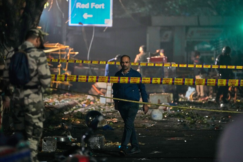 প্রসঙ্গত, গত সোমবার সন্ধ্যায় রেড ফোর্ট মেট্রো স্টেশন সংলগ্ন রাস্তায় একটি হুন্ডাই i20 গাড়িতে প্রবল বিস্ফোরণে মৃত্যু হয় কমপক্ষে ১৩ জনের, আহত হন আরও অনেকে। আশেপাশের তিন থেকে চারটি গাড়িও ক্ষতিগ্রস্ত হয়। বিস্ফোরণের নেপথ্যে কারা, তা খতিয়ে দেখতে গিয়ে পুলিশ আবিষ্কার করে— ঘটনার বহু আগেই শুরু হয়েছিল ‘রেকি’ বা এলাকায় নজরদারির কাজ।