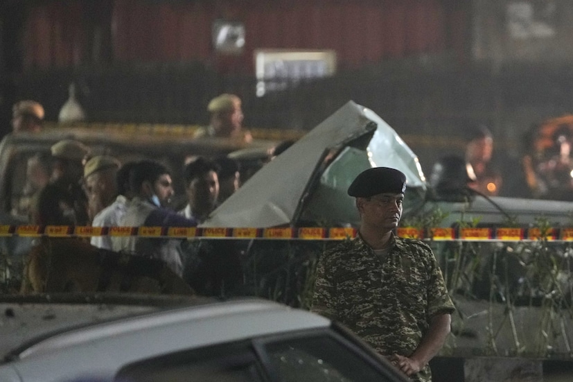 ডা. উমরের ব্যাপারে জম্মু ও কাশ্মীর পুলিশ তথ্য পেয়েছিল আরেকজন ডাক্তার ডা. মুজাম্মিলের কাছ থেকে, যিনি তীব্র জিজ্ঞাসাবাদের পর তাঁর সহযোগীদের সঙ্গে একটি বৃহৎ সন্ত্রাসী পরিকল্পনা সম্পর্কে চাঞ্চল্যকর তথ্য প্রকাশ করেছিলেন। ডা. উমর, যার জন্ম ২৪ ফেব্রুয়ারি, ১৯৮৯ সালে, তিনি শ্রীনগরের সরকারি মেডিকেল কলেজে মেডিসিন অধ্যয়ন করেছিলেন, যেখানে তাঁর মুজাম্মিলের সঙ্গে বন্ধুত্ব হয়। ২০১৭ সালে এমবিবিএস সম্পন্ন করার পর দুজনেই সেখানে আবাসিক ডাক্তার হিসেবে কাজ করেছিলেন। দুই বছর আগে তাঁরা ডাক্তার হিসেবে কাজ করার জন্য ফরিদাবাদের আল-ফালাহ বিশ্ববিদ্যালয় মেডিকেল কলেজে চলে আসেন। (Image: AP)