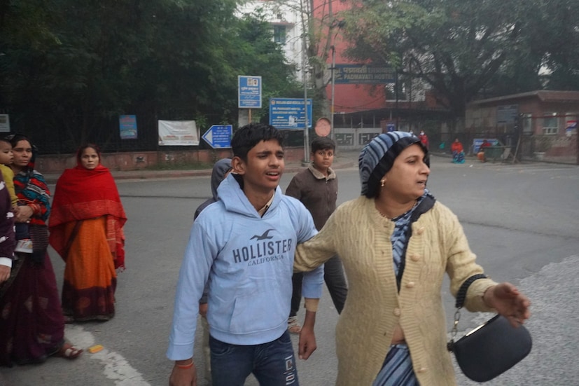 এর ভিত্তিতে জম্মু ও কাশ্মীর পুলিশ জামির আহমেদ আহঙ্গেরকে (গান্ডারবালের বাসিন্দা) গ্রেফতার করে এবং ডা. আদিলের খোঁজ শুরু করে। তারা জানতে পারে যে ডা. আদিল, যিনি মূলত কুলগাম জেলার ওয়ানপুরার বাসিন্দা, অনন্তনাগ ছেড়ে উত্তরপ্রদেশের সাহারানপুরের একটি হাসপাতালে কর্মরত ছিলেন। ইউপি এটিএসের সহায়তায় তারা ডা. আদিলকে গ্রেফতার করে। আদিল বিভ্রোশ হাসপাতালে কাজ করতেন এবং সম্প্রতি সাহারানপুরের আরেকটি বিখ্যাত হাসপাতালে যোগদান করেছিলেন, এখানে তিনি বিয়েও করেছিলেন। কাশ্মীর থেকে তাঁর বেশ কয়েকজন মুসলিম সহকর্মী তাঁর বিয়েতে উপস্থিত ছিলেন।বিস্ফোরক মজুদ এবং পরবর্তী গ্রেফতার: ডা. আদিলকে জিজ্ঞাসাবাদের সময়ে জম্মু ও কাশ্মীর পুলিশ ডা. মুজাম্মিল আহমেদ গণাই ওরফে মুসাইবের কথা জানতে পারে, যিনি সন্ত্রাসী ষড়যন্ত্রে সক্রিয়ভাবে জড়িত ছিলেন। মুজাম্মিল শ্রীনগর ছেড়ে হরিয়ানার ফরিদাবাদের আল-ফালাহ বিশ্ববিদ্যালয় মেডিকেল কলেজে ডাক্তার হিসেবে কর্মরত ছিলেন। ডা. আদিল অনন্তনাগ সরকারি মেডিকেল কলেজের একটি লকারে একটি AK-56 রাইফেল লুকিয়ে রাখার কথাও স্বীকার করেছেন, যা পরে পুলিশ উদ্ধার করে। (Image: AP)