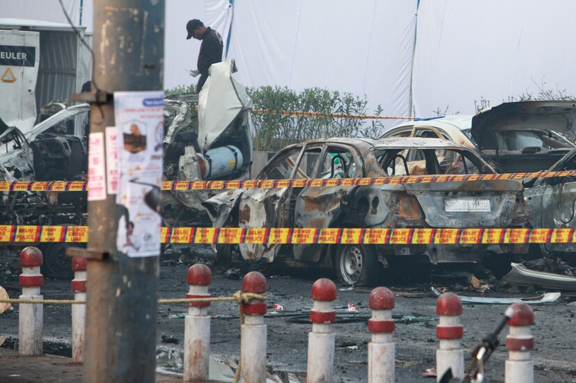সোমবার সন্ধ্যায় লাল কেল্লার কাছে ১২ জনের মৃত্যুর ঘটনায় দিল্লি পুলিশ বেআইনি কার্যকলাপ (প্রতিরোধ) আইন (UAPA) এবং বিস্ফোরক আইনের অধীনে একটি এফআইআর দায়ের করার কয়েক ঘণ্টা পরেই এই ঘটনা ঘটল। দিল্লিতে বিস্ফোরণের তদন্তের অংশ হিসেবে শহরজুড়ে একাধিক অভিযান চালানো হচ্ছে, জাতীয় রাজধানীতে উচ্চ সতর্কতা জারি করা হয়েছে। বিমানবন্দর, রেলস্টেশন এবং বাস টার্মিনালে নিরাপত্তা জোরদার করা হয়েছে। (Photo: AP)