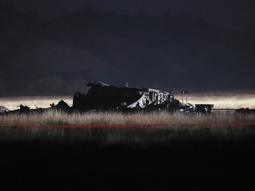 আজারবাইজান থেকে তুরষ্কে ফেরার পথে জর্জিয়া সীমান্তে ওই সামরিক কার্গো বিমানটি ভেঙে পড়ে এদিন ৷ মঙ্গলবার রাজধানী আঙ্কারায় এক অনুষ্ঠানে তুরস্কের প্রেসিডেন্ট এরদোগান বলেন, ‘আজারবাইজান থেকে আমাদের দেশে ফেরার পথে একটি সি-১৩০ সামরিক কার্গো বিমান জর্জিয়া-আজারবাইজান সীমান্তের কাছে ভেঙে পড়ে ৷ এই খবর জেনে আমরা গভীরভাবে দুঃখিত। জর্জিয়ান কর্তৃপক্ষের সঙ্গে মিলে আমাদের অনুসন্ধান ও উদ্ধার অভিযান অব্যাহত রয়েছে।’’ (Photo: AP) 