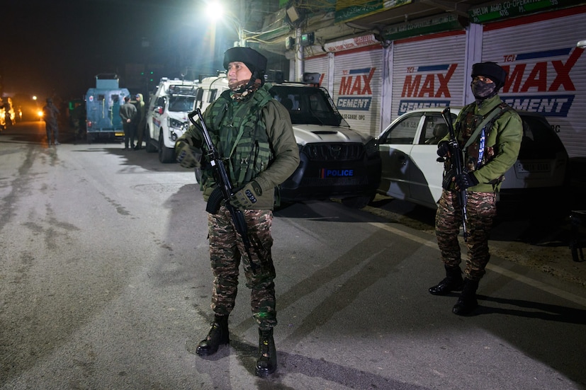 এই ঘটনায় এখনও পর্যন্ত বেশ কয়েকজন পুলিশকর্মী আহত হয়েছেন ৷ তাঁদের অনেকের অবস্থাই আশঙ্কাজনক বলে জানা গিয়েছে ৷ (Photo: AP)