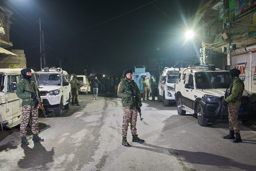 ঘটনার খবর পেয়ে পুলিশ আধিকারিকেরা নওগাম থানায় পৌঁছোন। সুরক্ষার কথা মাথায় রেখে এলাকাটি ঘিরে রাখা হয়েছে। ঠিক কীভাবে এই বিস্ফোরণের ঘটনা ঘট, তা খতিয়ে দেখা হচ্ছে ৷ (Photo: AP)