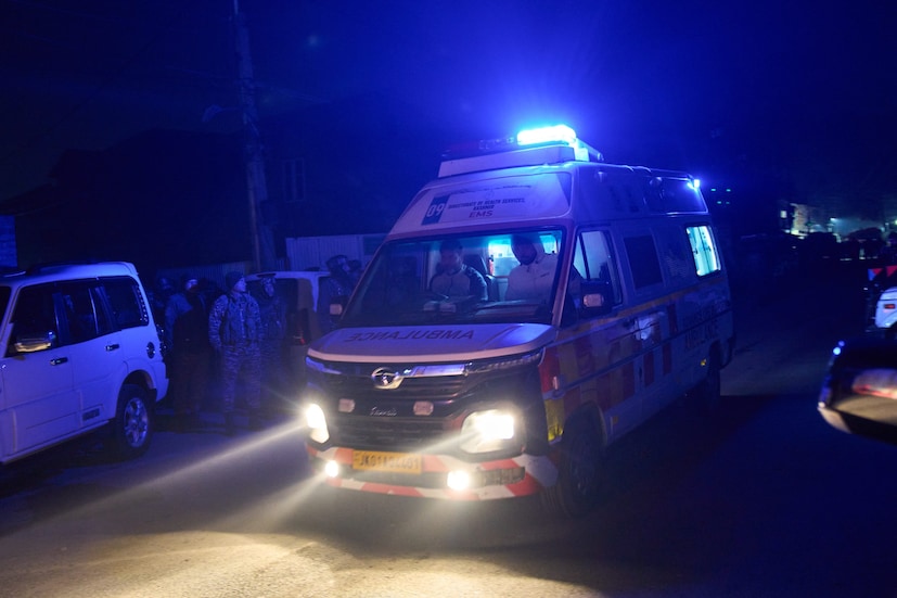 প্রসঙ্গত, গত সোমবার দিল্লির অদূরে হরিয়ানার ফরিদাবাদে ৩৬০ কেজি অ্যামোনিয়াম নাইট্রেট উদ্ধার করে পুলিশ। পরে জম্মু-কাশ্মীর পুলিশ জানায়, উত্তর ভারতের বিভিন্ন অংশে অভিযান চালিয়ে মোট ২৯০০ কেজি বিস্ফোরক উদ্ধার হয়েছে। ওই দিন সন্ধ্যাতেই দিল্লিতে লালকেল্লার সামনে দাঁড়ানো গাড়িতে বিস্ফোরণ ঘটে। মৃত্যু হয় ১৩ জনের। (Photo: AP)