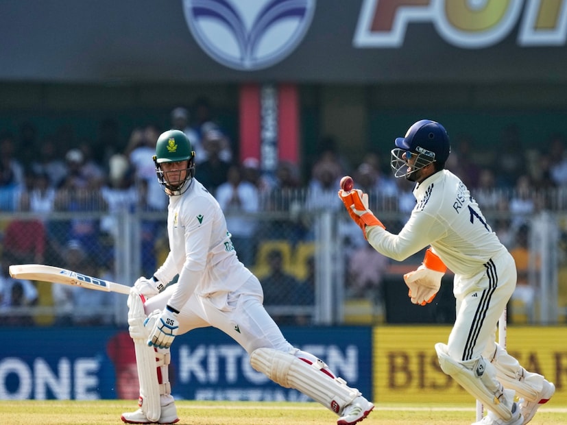 ঋষভ পন্থের বেশ কয়েকটি সিদ্ধান্ত তাকে অবাক করে দিয়েছিল। প্রথমবার অধিনায়ক হয়ে নীতিশ রেড্ডিকে ৬ ওভার মাত্র বল করিয়েছিলেন৷ যা কোনও ক্রিকেট বিশেষজ্ঞ থেকে ফ্যান সকলের বোধের বাইরে৷ Photo- AP 