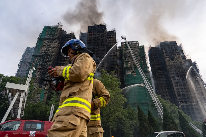 বহু বছর এমন বিপর্যয়ের মুখে পড়েনি হংকং। বুধবার বিকেলে ওই বহুতল আবাসনে আগুন লাগে। বুধবার রাত পর্যন্ত মৃতের সংখ্যা ছিল ৩৬। বৃহস্পতিবার সকাল হতে হতে তা বেড়ে হয় ৪৪। তবে হতাহতের সংখ্যা আরও অনেক বেশি বলে মনে করা হচ্ছে। কারণ প্রচুর সংখ্যায় মানুষের এখনও পর্যন্ত কোনও খোঁজ পাওয়া যায়নি বলে খবর। (Photo: AP) 