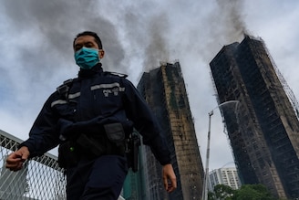 হংকং অগ্নিকাণ্ডে মৃতের সংখ্যা বেড়ে ৪৪ ! গ্রেফতার ৩, শতাধিক মানুষ এখনও নিখোঁজ