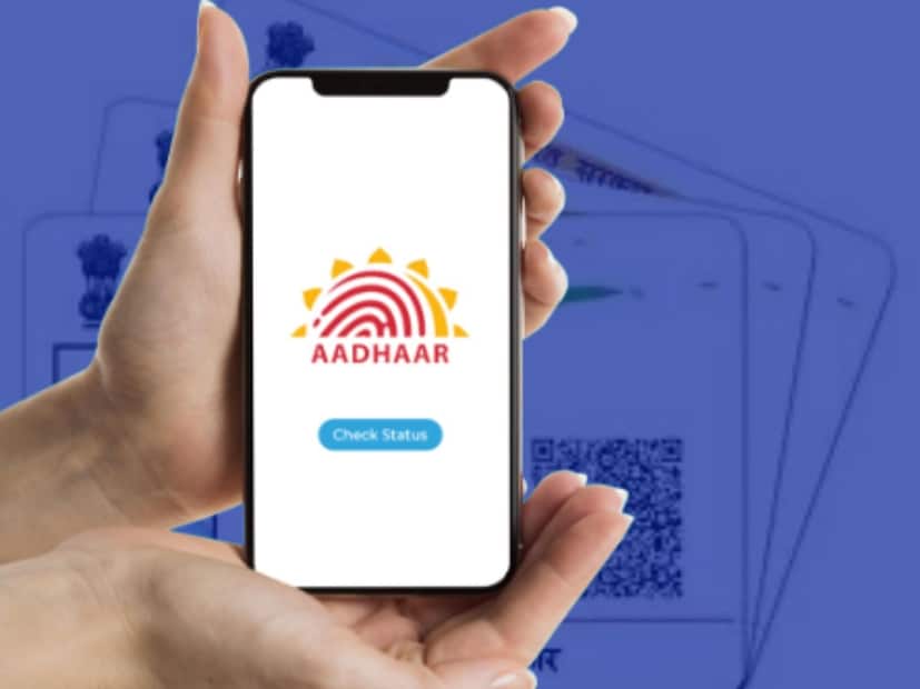 নতুন আধার কার্ড কেমন হবে-কুমার বলেন, ‘এই বিষয়ে ভাবা হচ্ছে যে কার্ডে অন্য কোনও তথ্য রাখার প্রয়োজনই বা কেন? এতে শুধু ছবি এবং কিউআর কোড থাকলেই যথেষ্ট। যদি আমরা আরও তথ্য ছাপাই, তাহলে মানুষ সেটাকেই আসল ধরে নেবে এবং যারা অপব্যবহার করতে জানে, তারা সেটাই চালিয়ে যাবে।’

 এর অর্থ হল—নতুন আধার কার্ডে শুধু আপনার ছবি এবং একটি কিউআর কোড থাকবে। সেই কিউআর কোডের মধ্যে আপনার সমস্ত ব্যক্তিগত তথ্য গোপনীয়ভাবে সুরক্ষিত থাকবে এবং এর অপব্যবহার হওয়ার সম্ভাবনাও অনেক কমে যাবে।