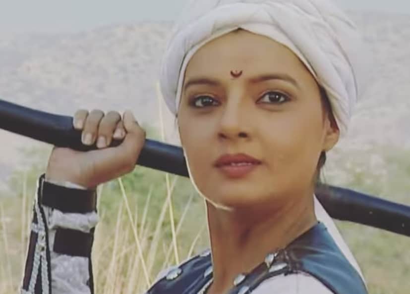 মডেলিংয়ের পর তিনি অভিনয়ে আত্মপ্রকাশ করেন এবং শীঘ্রই ইন্ডাস্ট্রির কিছু বড় তারকাদের সঙ্গে নানা ছবিতে অবিস্মরণীয় অভিনয় করেন। ১৯৯৬ সালের ব্লকবাস্টার 'খিলাড়িওঁ কা খিলাড়ি' ছবিতে তিনি অক্ষয় কুমার, রেখা এবং রবিনা টন্ডনের মতো প্রসিদ্ধ অভিনেতাদের ভিড়ে আলাদা করে নজর কেড়ে নিয়েছিলেন, তারকাখচিত অভিনেতাদের মধ্যেও তিনি নিজের জায়গা ধরে রেখেছিলেন।