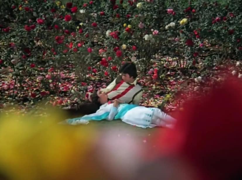 সেই অভিনেত্রী হলেন ফারাহ নাজ। তিনি আমির খান, সঞ্জয় দত্ত, রেখা এবং জ্যাকি শ্রফ-সহ আরও অনেকের সঙ্গে স্ক্রিন শেয়ার করেছেন। অক্ষয় খান্না, অমরিশ পুরী, পরেশ রাওয়াল, আরবাজ খান, করিনা কাপুর খান অভিনীত হালচল ছবিতে তাঁকে শেষ দেখা যায়, এই অসাধারণ অভিনেত্রী পর্দা থেকে উধাও হয়ে গিয়েছেন। 