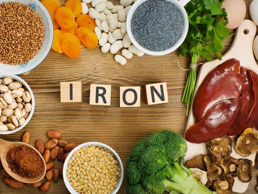 আয়রনের ঘাটতি পূরণ করবে কীভাবে?
ডায়েটে আয়রনে ভরপুর জিনিসপত্র রাখুন৷ যেমন পালং শাক, ছোলা, গুড়, খেজুর ইত্যাদি। আয়রণের সঙ্গেই Vitamin C নেওয়াও দরকার৷ যাতে শরীর ভালভাবে এটা শোষণ করতে পারে।