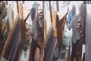 লঙ্কার গুঁড়ো ছিঁটিয়ে সোনা লুটের চেষ্টা মহিলার, কষিয়ে ১৮ চড় দোকান মালিকের! দেখুন ভিডিও
