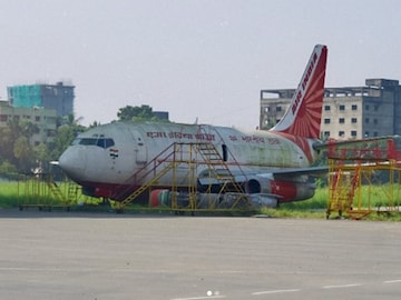 কলকাতা বিমানবন্দরে পড়ে ছিল এয়ার ইন্ডিয়ার একটি বোয়িং ৭৩৭-২০০ বিমান (Photo: Instagram)