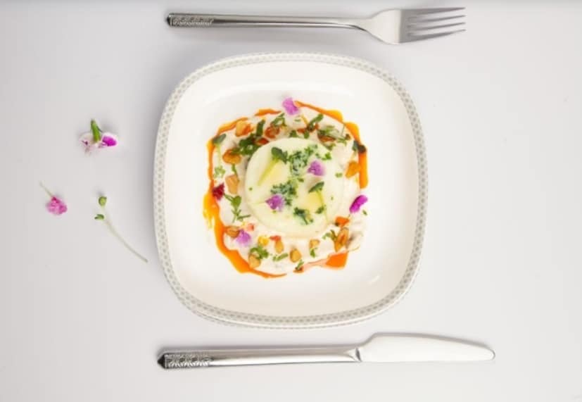 বিশ্বব্যাপী মেনুতে জেন-জেড ডিনারে দুটি ট্রেন্ডিং প্রিয় খাবারও রয়েছে - চিকেন বিবিম্বাপ (Chicken Bibimbap) এবং মাচা-বেসড পদ। রয়েছে ঘরোয়া স্টাইলের আরামদায়ক খাবার এবং নিরামিষ, গ্লুটেন-মুক্ত এবং অ্যালার্জেন-সচেতন বিকল্পও। এই নতুন ভারতের রন্ধনশৈলীর বৈচিত্র্য থেকে অনুপ্রেরণা নিয়ে তৈরি হয়েছে, রয়েছে দিল্লির বিখ্যাত স্ট্রিট ফুড থেকে শুরু করে দক্ষিণ ভারতীয় টিফিন, অবশ্যই সেই সঙ্গে আন্তর্জাতিক কিছু পদ যা তরুণ প্রজন্মের কাছে বিশেষভাবে আদৃত হয়েছে হালফিলে। (Photo: Air India)