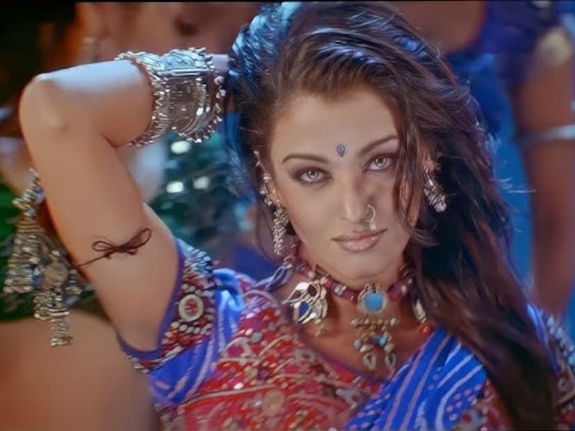 আসলে, গানের কখনও মেয়াদ উত্তীর্ণ হওয়ার তারিখ থাকে না। ভাল একটা গান সময়ের সঙ্গে সঙ্গে যেন আরও বেশি করে জীবন্ত হয়ে ওঠে। গানগুলো শতাব্দীর পর শতাব্দী ধরে ভক্তদের কানে প্রতিধ্বনিত হওয়ার ক্ষমতা রাখে। তা, শাহরুখ খানের ছবির সেরা গান বললে কোনগুলোর কথা সবার আগে মনে পড়বে? 