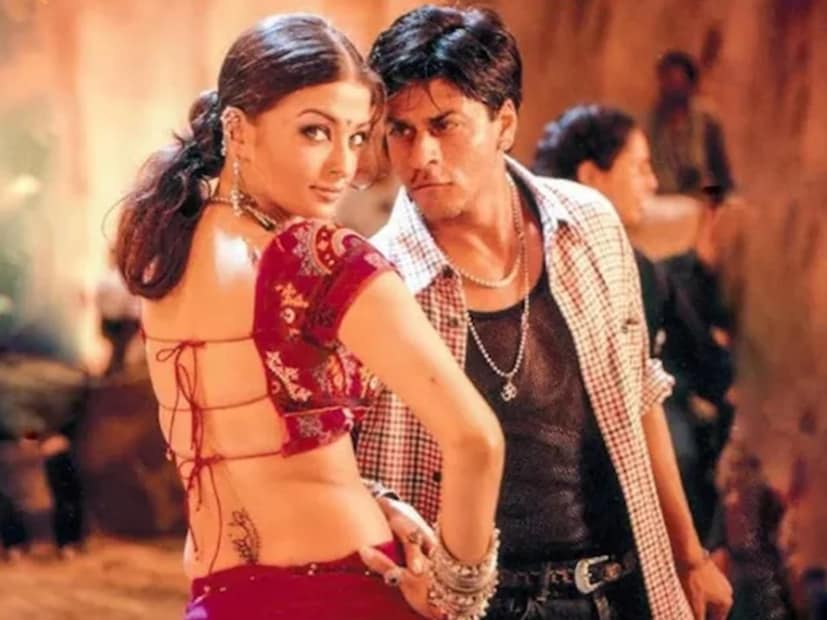 পেরিয়ে গিয়েছে ২ নভেম্বর। তবে চুপচাপ ভাবে নয়। দেশের অন্যতম সুপারস্টারের জন্মদিন বলে কথা, সব জায়গায় তারই রেশ! ২০২৫ সালে এসে ৬০ বছরে পা দিলেন শাহরুখ খান, কিছু দিন আগেই লাভ করেছেন জাতীয় পুরস্কার, জন্মদিনের অগ্রিম উপহার বললে বোধহয় ভুল হবে না। তবে, ভক্তের মনে উপস্থিতিই যে কোনও নায়কের কাছে সেরা উপহার! শাহরুখ তা এমনিতেই পেয়েছেন, অভিনয়ের জাদুর কথা ছেড়েই দেওয়া যাক, সুদীর্ঘ এবং এখনও বিদ্যমান কেরিয়ারে তাঁর ছবি এত এত ভাল গান শুনিয়েছে যে সেগুলো কোথাও বাজলেও নায়কের মুখ মনে পড়ে যাবেই! 