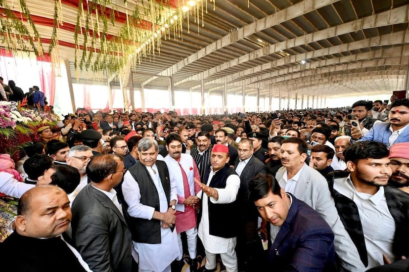 বিয়ের তারিখ পিছিয়ে দিতে হয়: আরিয়ান ২০১৯ সালে বাণিজ্যে স্নাতকোত্তর ডিগ্রি অর্জন করেন। এই ডিগ্রির জন্য তিনি সিডনি (অস্ট্রেলিয়া) বিশ্ববিদ্যালয়ে যান। অখিলেশ যাদবও একই বিশ্ববিদ্যালয় থেকে উচ্চশিক্ষা লাভ করেন। অভিষেক যাদব আরিয়ানের বড় ভাই। অভিষেক ইটাওয়ার জেলা পঞ্চায়েত সভাপতি। আরিয়ানের মা প্রেমলতা যাদবও ইটাওয়ার জেলা পঞ্চায়েত সভাপতি হিসেবে দায়িত্ব পালন করেছেন। (Photo: Instagram)