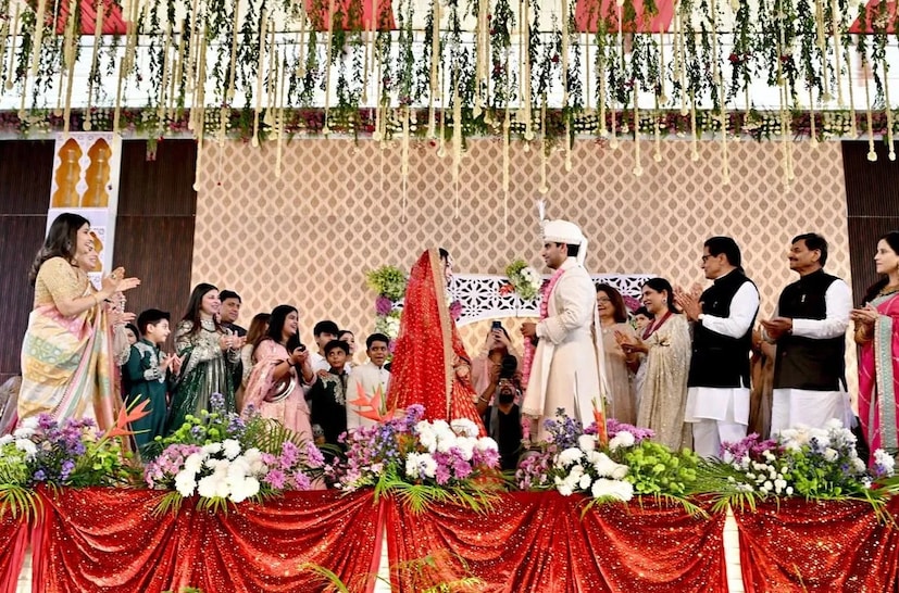 কনে এসেছেন লাদাখ থেকে: অন্য দিকে, আরিয়ানের কনে সেরিং একজন সুপ্রিম কোর্টের আইনজীবী। তাঁর বাবা রিংজান আংচুক লাদাখের একজন সুপরিচিত প্রোমোটার। তাঁদের এনগেজমেন্ট অনুষ্ঠানটি ১৫ ডিসেম্বর, ২০২৪ তারিখে দিল্লিতে অনুষ্ঠিত হয়েছিল। আরিয়ান এবং সেরিংয়ের মূলত ২০২৫ সালের মার্চ মাসে বিয়ে হওয়ার কথা ছিল, কিন্তু জানুয়ারিতে আরিয়ানের বাবা মারা যাওয়ার পর বিয়ে পিছিয়ে দিতে হয়।