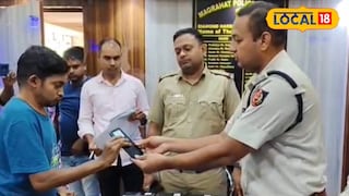 মোবাইল ফোন তুলে দেওয়া হচ্ছে মোবাইল ফোন তুলে দেওয়া হচ্ছে