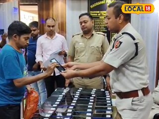 মোবাইল ফোন তুলে দেওয়া হচ্ছে