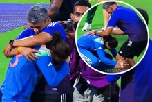 কোচের পায়ে ছুঁয়ে নিলেন আশীর্বাদ! কাছে টেনে নিলেন অমোল মজুমদার, মন ছুঁয়ে গেল মুহূর্ত