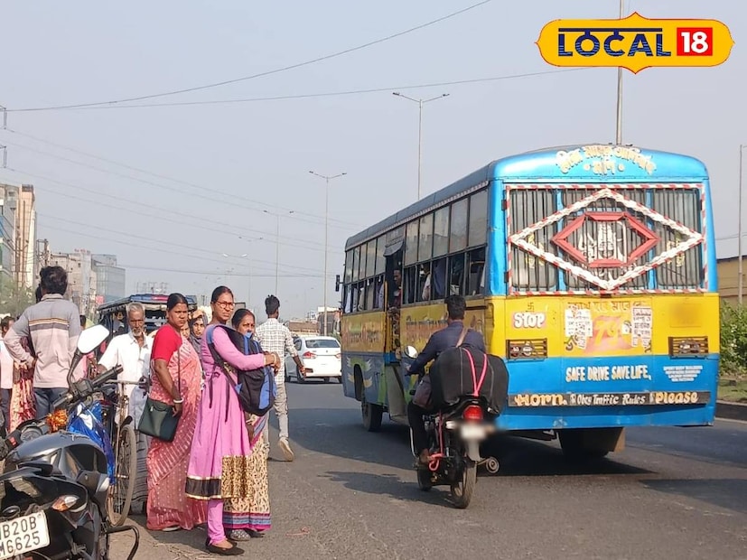 অঙ্কুরহাটি পোশাক হাটের কারণে জাতীয় সড়কে যান চলাচলের গতি স্বাভাবিক দিনের তুলনায় শুক্রবার কম হয়ে যায়। এর ফলে সড়কে যানজট সৃষ্টি হয়। হাটে আসা মানুষ পোশাক কিনে লেন পেরিয়ে কোলাঘাটগামী লেনে যাওয়ার সময় একাধিকবার সড়ক দুর্ঘটনা ঘটে।