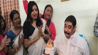 জন্মদিনে কেক কাটছেন অনুব্রত মণ্ডল৷ 