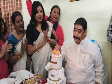 জন্মদিনে কেক কাটছেন অনুব্রত মণ্ডল৷ 