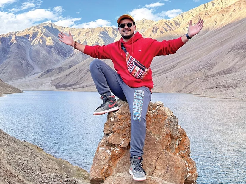 দুবাইয়ের ট্র্যাভেল ইনফ্লুয়েন্সার এবং ফটোগ্রাফার অনুনয় সুদের মৃত্যু হয়েছে, বৃহস্পতিবার সকালে তাঁর অফিশিয়াল ইনস্টাগ্রাম অ্যাকাউন্ট মারফত পরিবার তা নিশ্চিত করেছে। অনুনয়ের বয়স হয়েছিল ৩২। মৃত্যুর কারণ এখনও অজানা। সুদের শেষ সোশ্যাল মিডিয়া কার্যকলাপ দেখে মনে হচ্ছে তিনি লাস ভেগাসে ছিলেন, যেখানে তিনি এই সপ্তাহের শুরুতে ছবি এবং ভিডিও শেয়ারও করেছিলেন। (Photo: Instagram) দুবাইয়ের ট্র্যাভেল ইনফ্লুয়েন্সার এবং ফটোগ্রাফার অনুনয় সুদের মৃত্যু হয়েছে, বৃহস্পতিবার সকালে তাঁর অফিশিয়াল ইনস্টাগ্রাম অ্যাকাউন্ট মারফত পরিবার তা নিশ্চিত করেছে। অনুনয়ের বয়স হয়েছিল ৩২। মৃত্যুর কারণ এখনও অজানা। সুদের শেষ সোশ্যাল মিডিয়া কার্যকলাপ দেখে মনে হচ্ছে তিনি লাস ভেগাসে ছিলেন, যেখানে তিনি এই সপ্তাহের শুরুতে ছবি এবং ভিডিও শেয়ারও করেছিলেন। (Photo: Instagram)